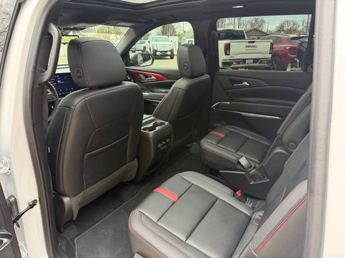 Used 2024 Chevrolet Traverse RS FWD image 5
