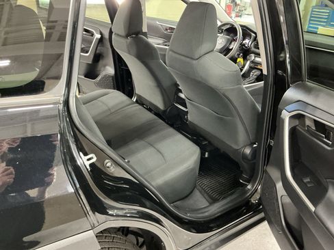 Used 2021 Toyota RAV4 LE image 15