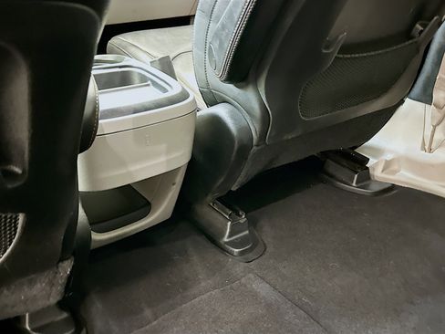 Used 2018 Chrysler Pacifica Touring-L image 27