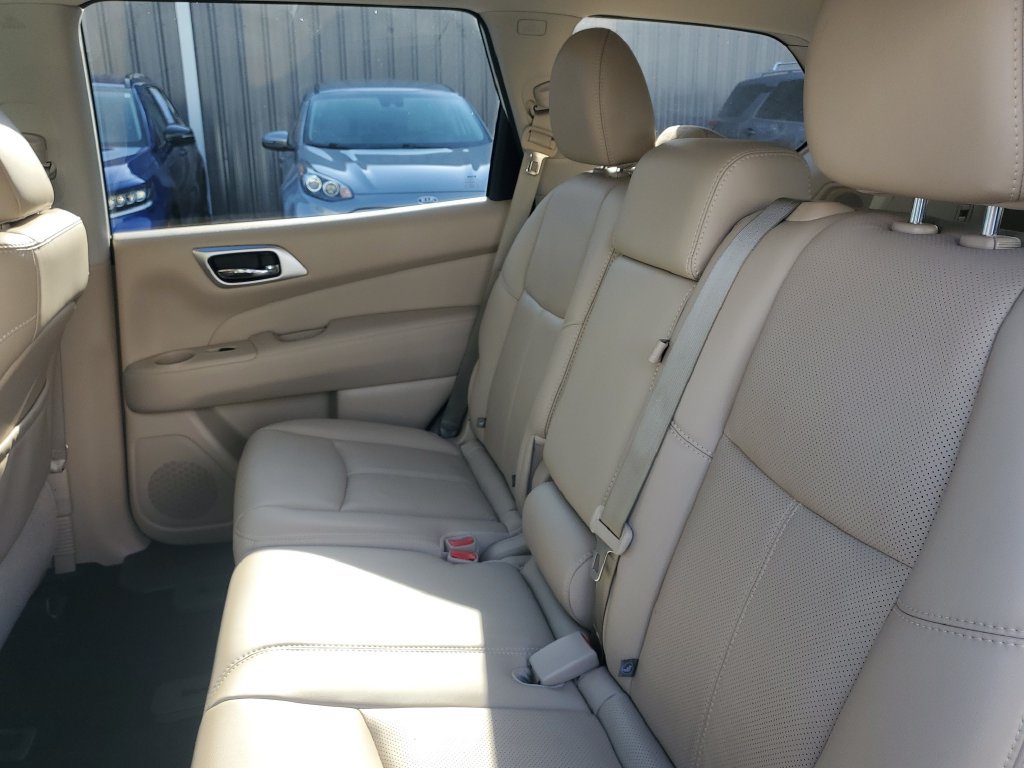 Used 2017 Nissan Pathfinder Platinum FWD image 17