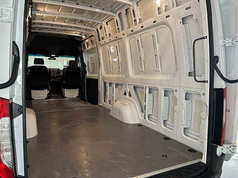 Used 2025 Mercedes-Benz Sprinter 2500 image 17