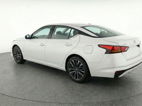 Used 2025 Nissan Altima 2.5 SV FWD image 6