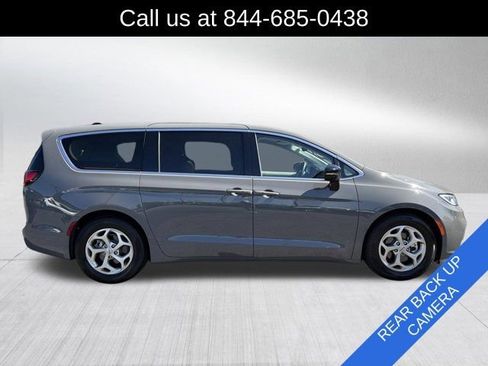 Used 2024 Chrysler Pacifica Limited FWD image 4