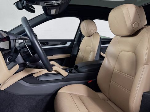 Used 2025 Porsche Cayenne Coupe image 17