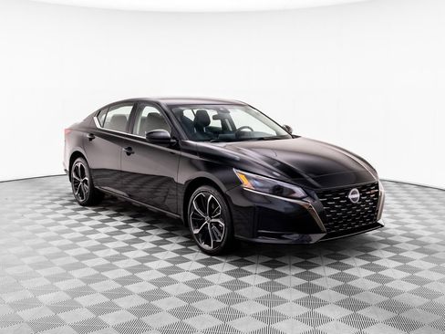 Used 2025 Nissan Altima 2.5 SR AWD/4WD image 8