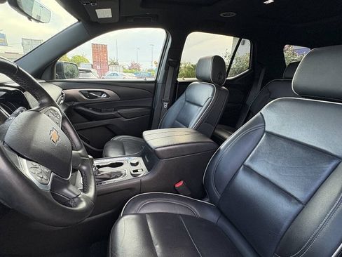 Used 2023 Chevrolet Traverse Premier FWD image 3