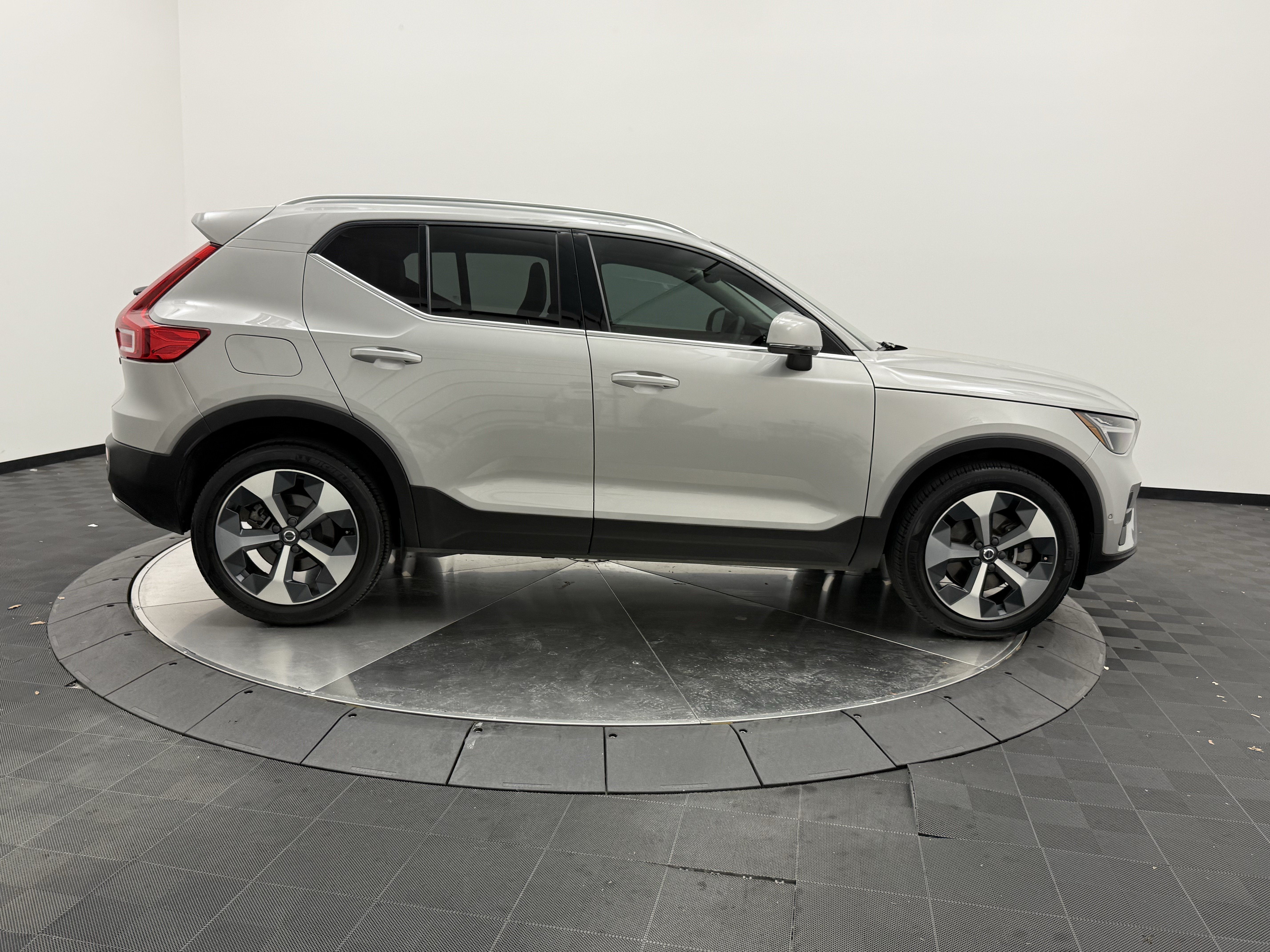 Certified 2023 Volvo XC40 B5 Plus w/ Driver Assist Package AWD/4WD image 8