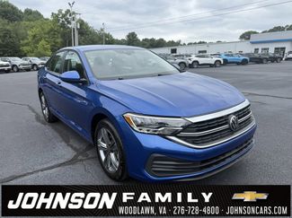 Used 2024 Volkswagen Jetta SE image 1