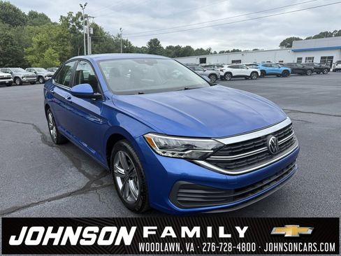 Used 2024 Volkswagen Jetta SE image 1