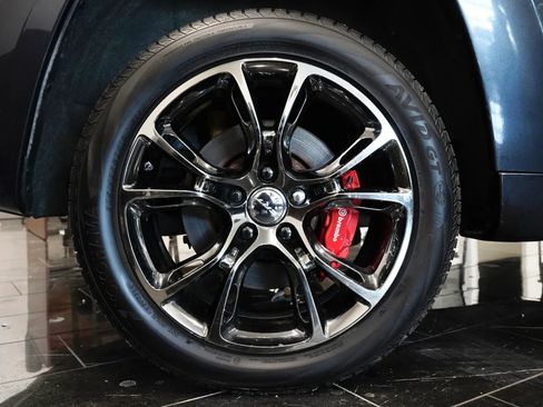 Used 2016 Jeep Grand Cherokee SRT image 19