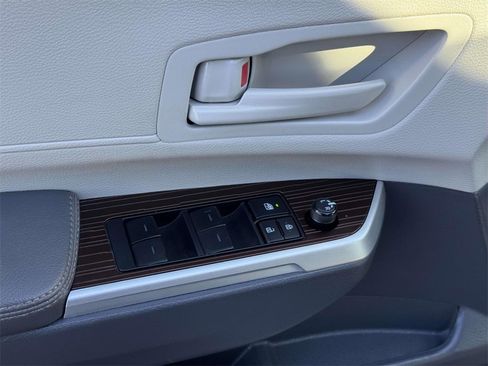 Used 2024 Toyota Sienna LE image 18