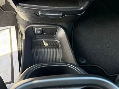 Used 2025 Chrysler Pacifica Select image 25