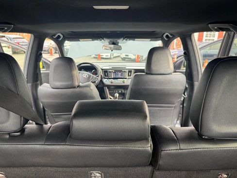 Used 2018 Toyota RAV4 SE image 36