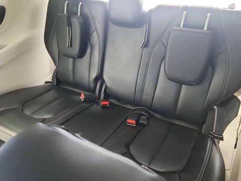 Used 2023 Chrysler Pacifica Touring-L FWD image 26