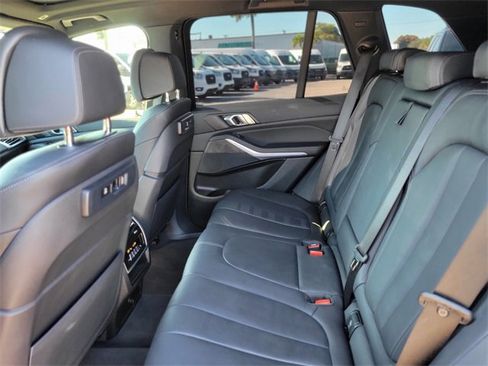 Used 2022 BMW X5 sDrive40i w/ M Sport Package image 9