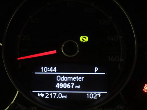Used 2019 Volkswagen Beetle 2.0T SE FWD image 8