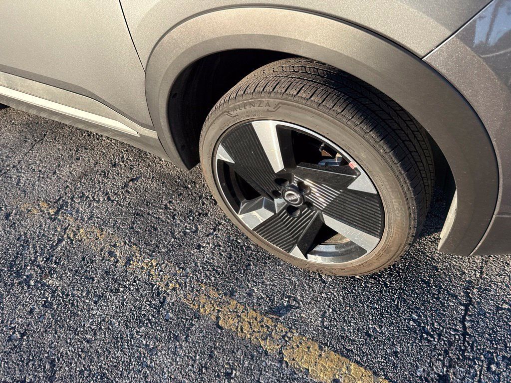 Used 2026 Nissan Kicks SR AWD/4WD image 2