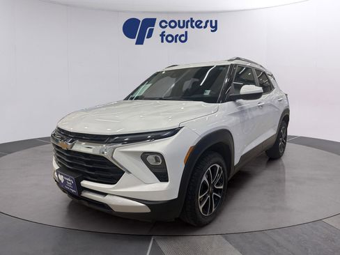 Used 2025 Chevrolet TrailBlazer LT w/ LT Cold Weather Package image 3