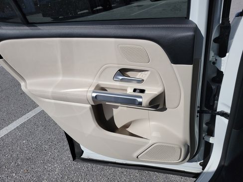 Used 2025 Mercedes-Benz GLB 250 image 16