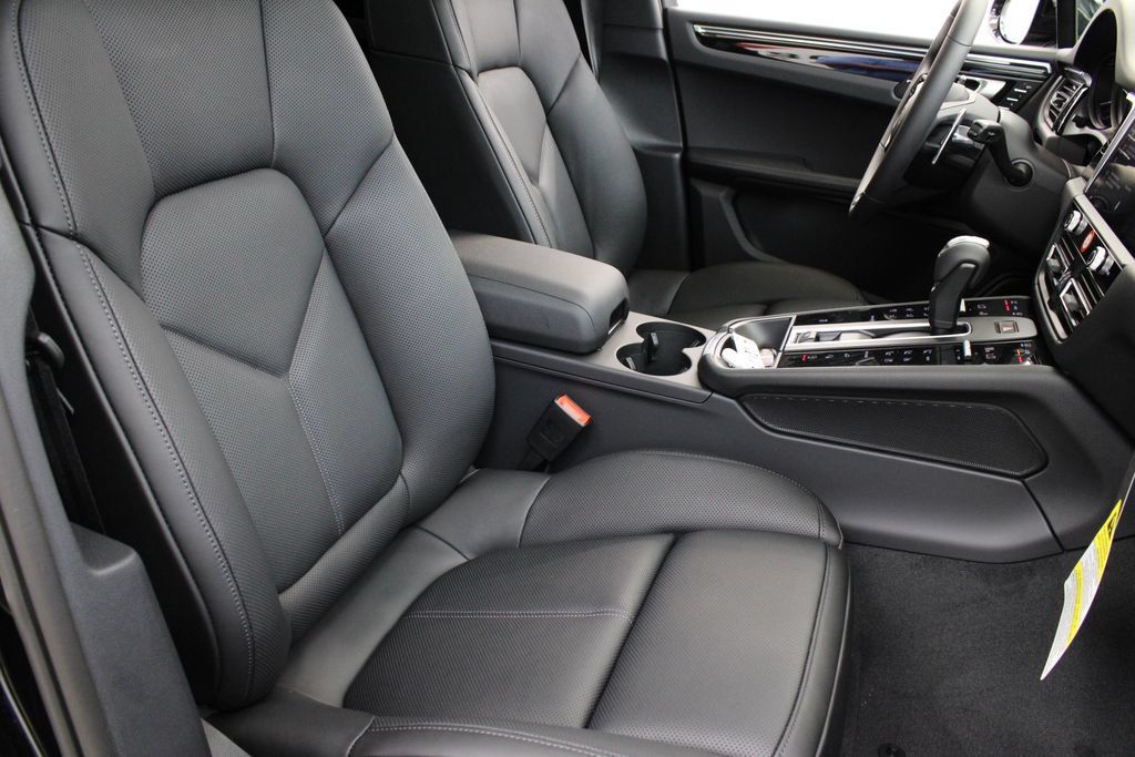 Certified 2025 Porsche Macan AWD/4WD image 28