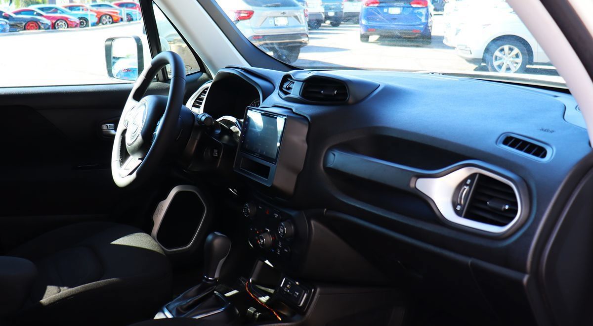 Used 2020 Jeep Renegade Latitude w/ Popular Equipment Group FWD image 31