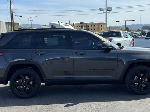 Used 2023 Jeep Grand Cherokee Altitude AWD/4WD image 4