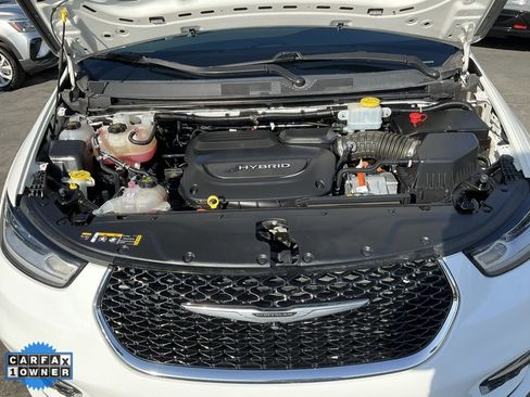 Used 2022 Chrysler Pacifica Limited w/ Uconnect Theater Family Group image 10