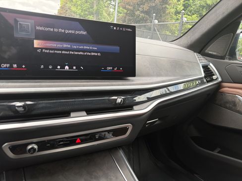 Used 2024 BMW X7 xDrive40i w/ M Sport Package AWD/4WD image 18