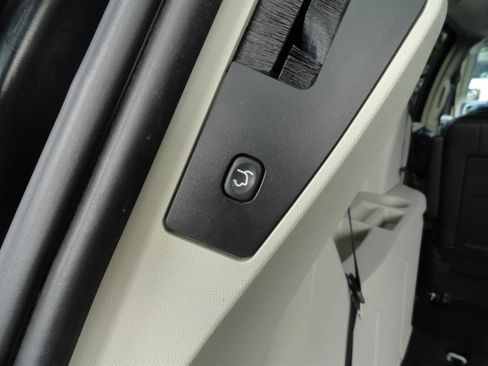 Used 2016 Chrysler Town & Country Touring-L w/ Driver Convenience Group FWD image 25
