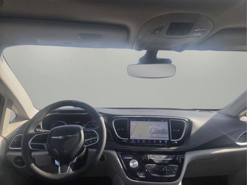 Used 2024 Chrysler Pacifica Limited w/ Uconnect Theater Family Group image 2