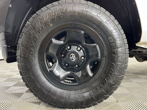 Used 2017 Toyota Tacoma SR AWD/4WD image 9