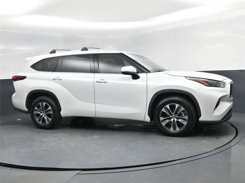 Used 2022 Toyota Highlander XLE image 2