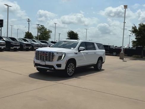 New 2026 GMC Yukon XL Denali w/ Denali Reserve Package AWD/4WD image 5