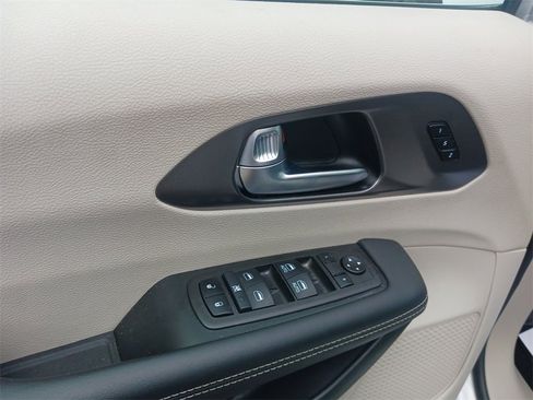 Used 2024 Chrysler Pacifica Touring-L image 29