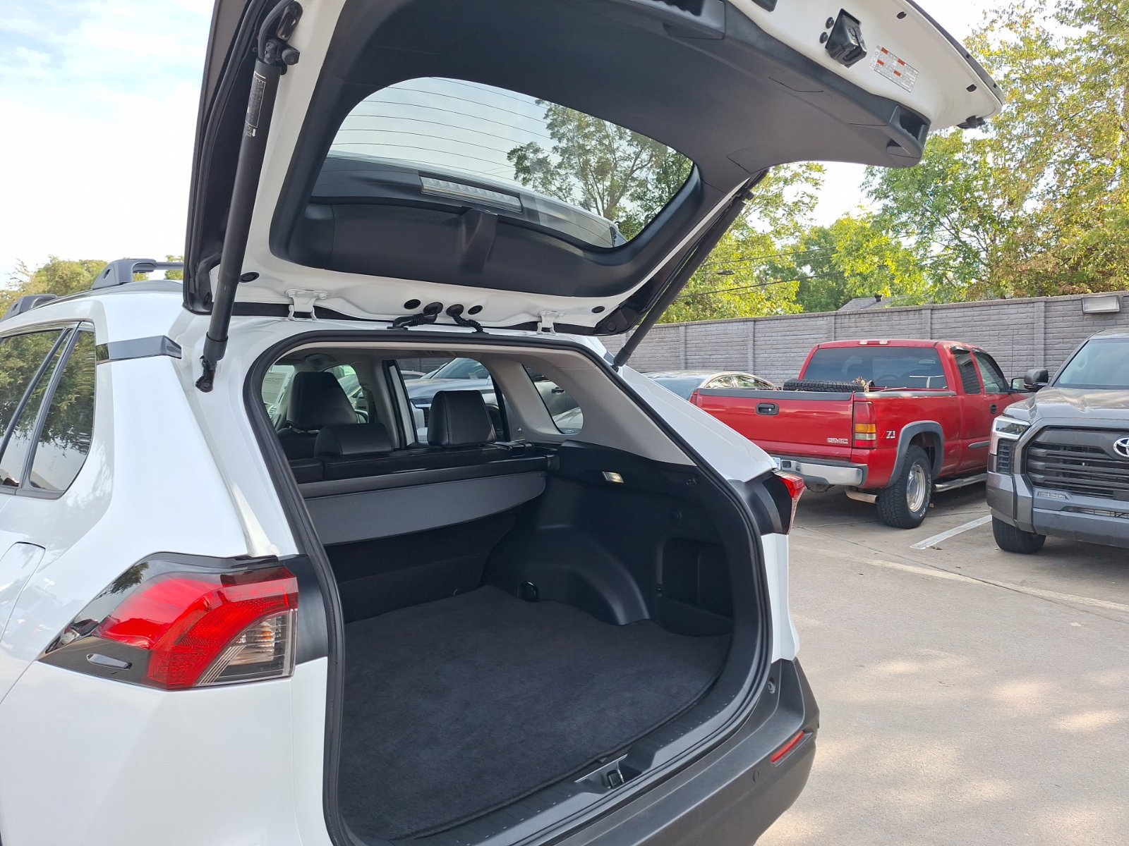 Used 2025 Toyota RAV4 XLE Premium w/ Weather Package AWD/4WD image 37