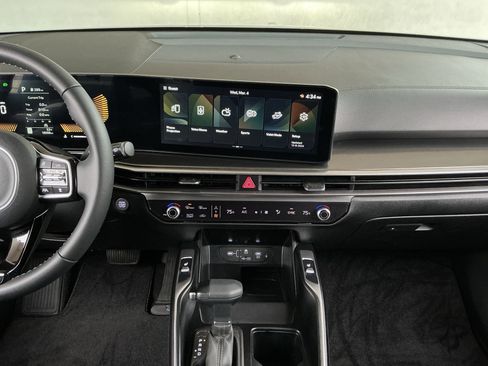 Used 2025 Kia Sorento S image 9