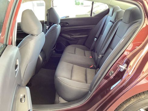 Used 2024 Nissan Altima 2.5 SV FWD image 12