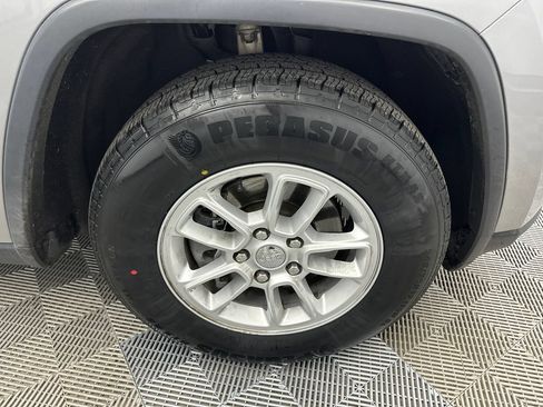 Used 2020 Jeep Grand Cherokee Laredo RWD image 13