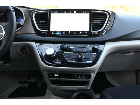 Used 2022 Chrysler Voyager LX image 26