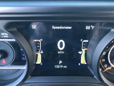 Used 2025 Jeep Wrangler Unlimited Sahara AWD/4WD image 32