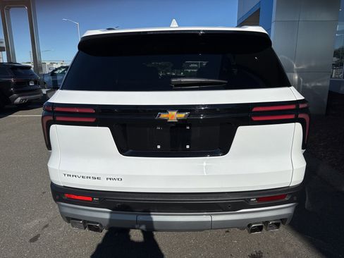 Used 2025 Chevrolet Traverse LT image 7