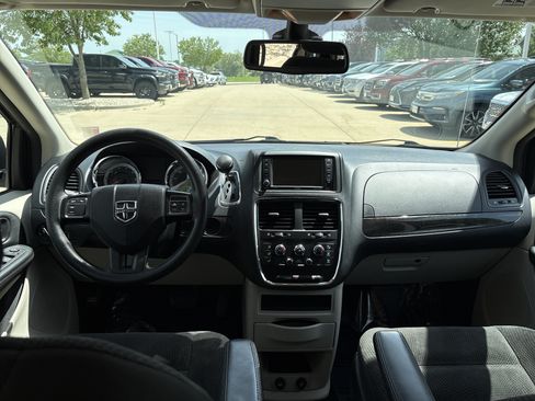 Used 2019 Dodge Grand Caravan SE w/ UConnect Hands-Free Group FWD image 17