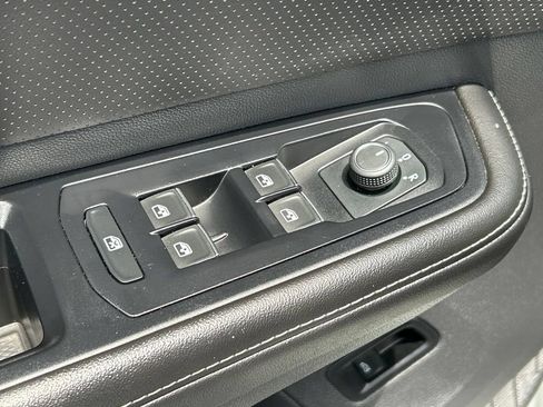 Used 2025 Volkswagen Atlas SE FWD image 19