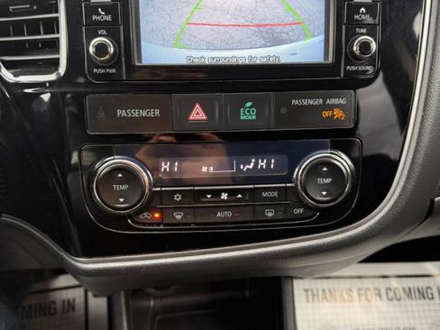 Used 2016 Mitsubishi Outlander SE image 16