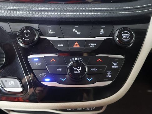 Used 2023 Chrysler Pacifica Touring-L FWD image 46