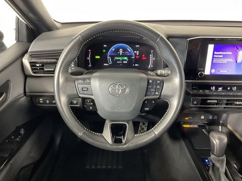 Used 2025 Toyota Camry SE FWD image 12