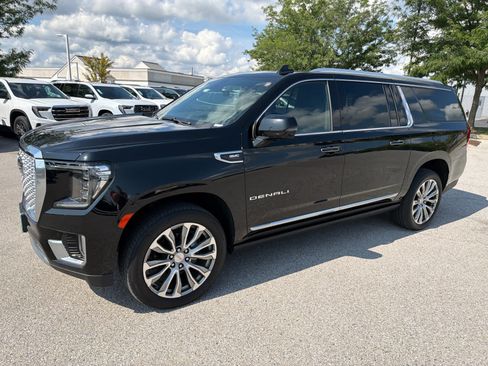 Certified 2022 GMC Yukon XL Denali w/ Denali Premium Package AWD/4WD image 2