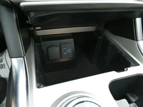 Used 2022 Ford Explorer XLT w/ Equipment Group 202A AWD/4WD image 32