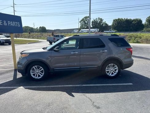 Used 2013 Ford Explorer XLT FWD image 2