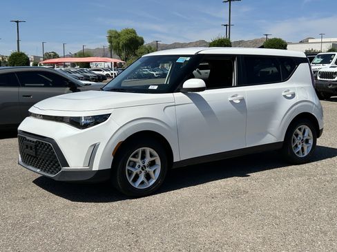 Certified 2025 Kia Soul LX w/ LX Technology Package FWD image 2